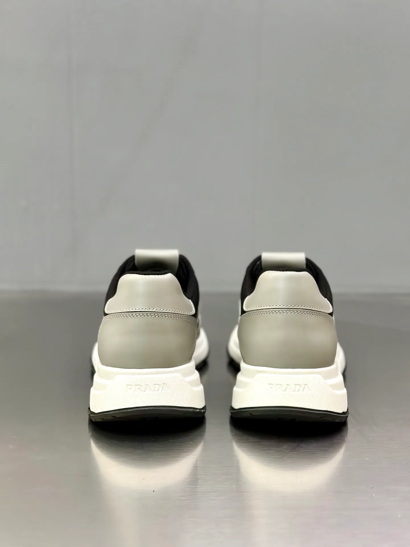 💰740 Prada/Prada men's new mesh stitching sneakers. This sneaker presents a modern version, reinterpreting the brand's archive style with clean lines and smooth details. The shoes are made of calf leather and technical fabric, with a triangular metal logo on the outside, bright TPU decoration on the heel, and a longer and padded inner heel design for a more comfortable fit. The tongue is decorated with a silk-screen logo, and is paired with a hollow rubber sole on the heel. The full cowhide lining comes standard with logo cowhide foot pads, making the upper foot taller, more comfortable, and versatile! Comes with full original packaging! Size: 39-40-41-42-43-44 standard leather shoe size (45 can be customized and does not support returns)